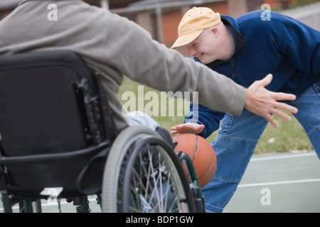 Behinderte Mensch Basketball spielen mit seinem Sohn Stockfoto