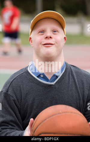 Mann, Basketball spielen Stockfoto