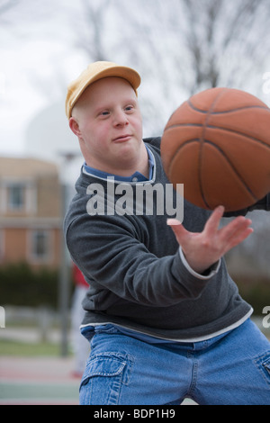 Mann dreht Basketball am finger Stockfoto