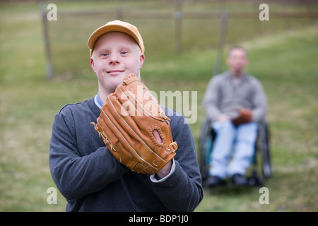 Mann trägt ein Baseballhandschuh Stockfoto