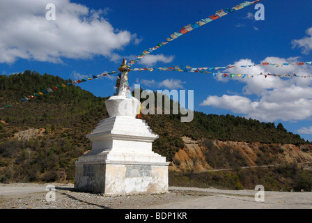 Stupa mit tibetischen Gebetsfahnen vor Bergwälder in Ost-Tibet, Gyelthang, Zongdian, Shangrila, Yunnan, Tibet, C Stockfoto