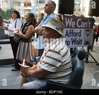 Kerzenlicht-Mahnwache und Kundgebung zur Unterstützung der Reform des Gesundheitswesens am Columbus Circle in New York City am 22. September 2009 Stockfoto