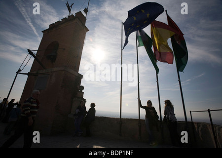 Fahnen und Glockenturm auf dem Gipfel des Torre De La Vela, Granada, Spanien Stockfoto