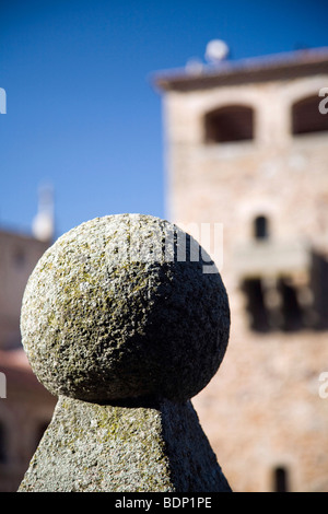 Ornamental Granit Kugel mit dem Turm des Golfines de Abajo Palast auf dem Hintergrund, San Jorge quadratisch, Caceres, Spanien Stockfoto