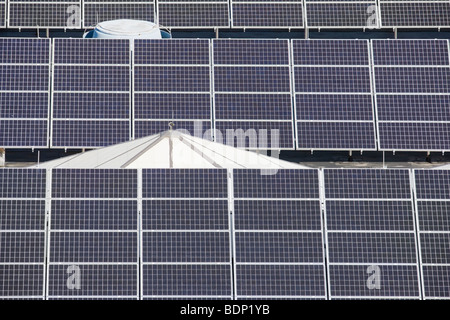 Sonnenkollektoren in einer Wasseraufbereitungsanlage Stockfoto