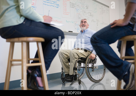 Professor der Universität lehrt seine Schüler in einem Klassenzimmer Stockfoto