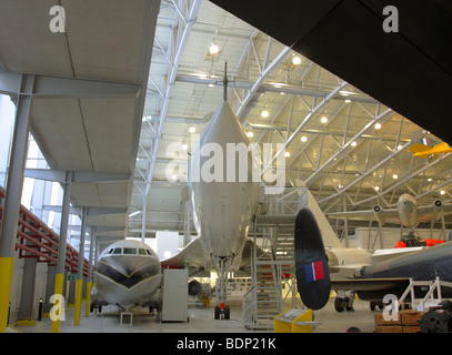 In seinem weißen Gewand Dieses niedrige Niveau Aspekt des BAC/Aerospatiale Prototyp, Concorde 101 geschmückt, im Luftraum Hangar, IWMD. Stockfoto