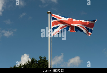 Union Jack-Flagge, die von einem Fahnenmast - 1 Stockfoto