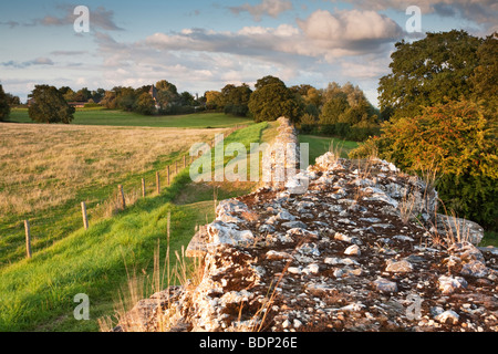 Der Roman Wall Blick auf St Mary the Virgin Church in geht, Hampshire, Uk Stockfoto