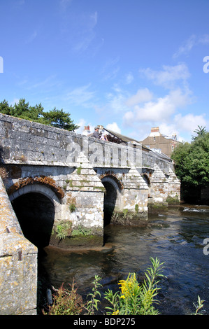 Steinbrücke über den Fluss Avon, Christchurch, Dorset, England, Vereinigtes Königreich Stockfoto