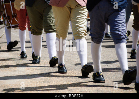 Beine der marschierenden Musiker während einer Pfeife und Trommel Demonstration in Colonial Williamsburg Stockfoto