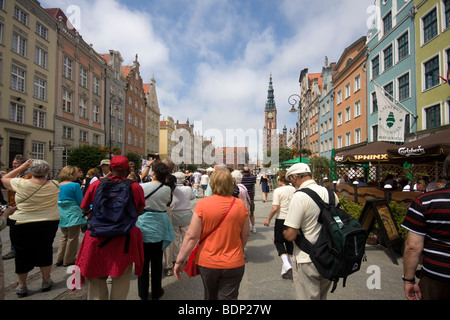 Ansicht der Dluga Straße oder lange Straße in der Altstadt Danzig Polen mit der Marienkirche in der Ferne Stockfoto