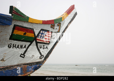 Angelboote/Fischerboote mit Ghana und USA Flagge gemalt. Butre Dorf in der Nähe von Busua. Ghana. West-Afrika. Stockfoto