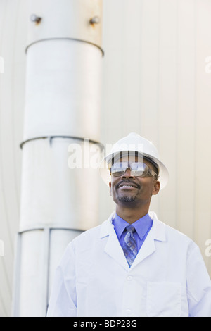 Wissenschaftler an einer Wasseraufbereitungsanlage Stockfoto