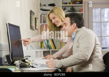 Geschäftsfrau mit einem spanischen Geschäftsmann arbeiten auf einem Desktop-pc Stockfoto