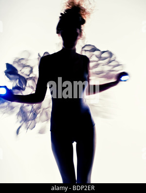 Eine junge Frau posiert in der silhouette Stockfoto