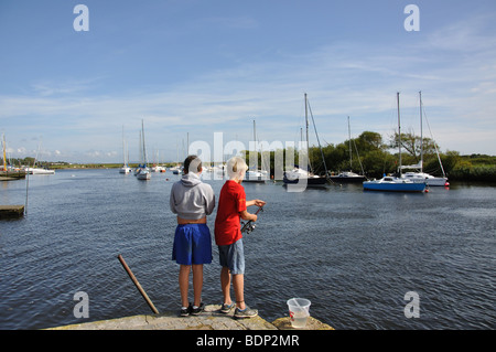 Jungen fischen in River Stour, The Quomps, Christchurch Quay, Christchurch, Dorset, England, Vereinigtes Königreich Stockfoto