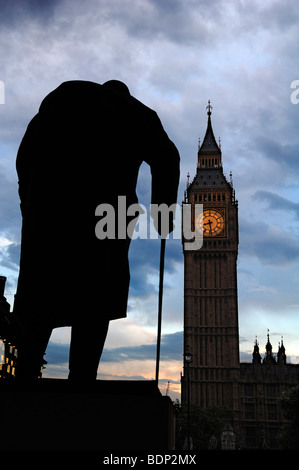 Winston Churchill-Statue in der Silhouette, in den Rücken Big Ben bei Dämmerung, Bridge Street, London, England, Vereinigtes Königreich, Europa Stockfoto