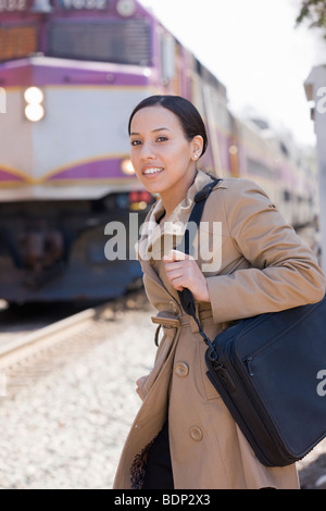 Hispanic Frau stehen am Bahnhof Stockfoto