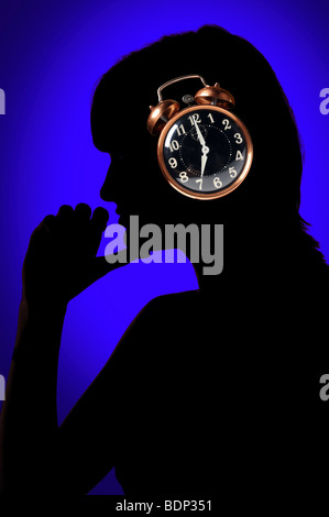 Vertreten durch die Silhouette der Frau und Clock Konzept Stockfoto