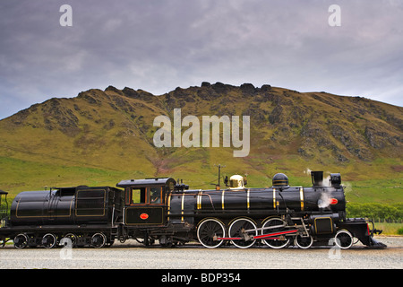 Kingston Flyer, ein Dampfzug 1925 gebaut, an der Fairlight-Station in Central Otago, Südinsel, Neuseeland. Stockfoto