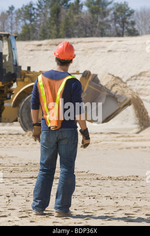 Ingenieur, stehend auf einer Anlage Stockfoto