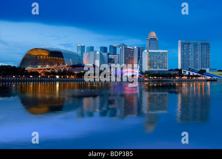 Skyline von Singapur, Marinabay, Esplanade Drive, hinten Esplanade - Theatres on Bay, Kulturzentrum, Pan Pacific, Mandarin Stockfoto