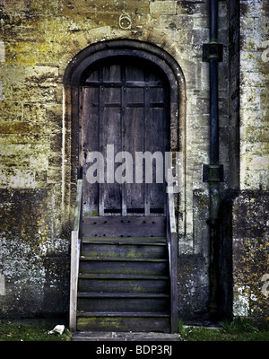 Eine alte Tür mit Holzstufen in England Stockfoto