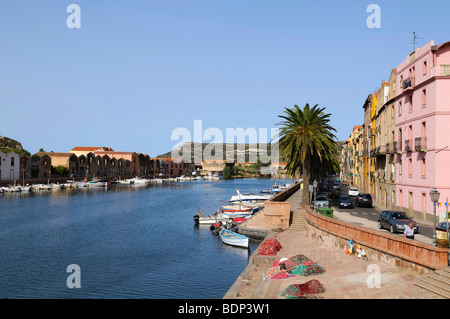 Boote auf dem Fluss Temo und die Altstadt von Bosa, Oristano, Sardinien, Italien, Europa Stockfoto