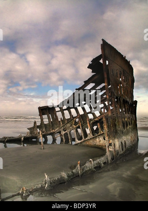 Schiffbruch auf einem Strand mit Rost Stockfoto