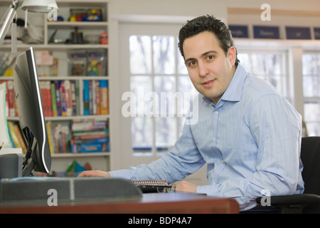 Hispano-Amerikaner Geschäftsmann arbeiten auf einem Desktop-pc Stockfoto