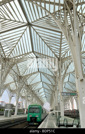 Plattform im Gare do Oriente Bahnhof, Architekt Santiago Calatrava, auf dem Gelände der Parque Das Nacoes Park Website Stockfoto