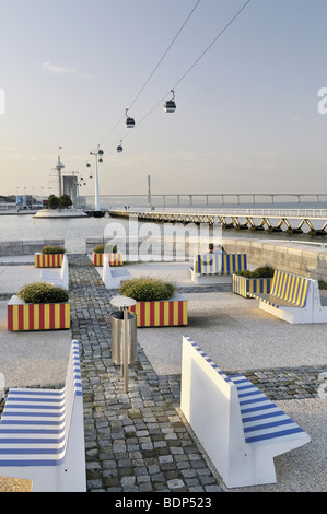 Lackiert, Bänke, Gondeln und die Brücke Vasco da Gama im Parque Das Nações Park, Website der Expo 98, Lissabon, Portugal, Europa Stockfoto