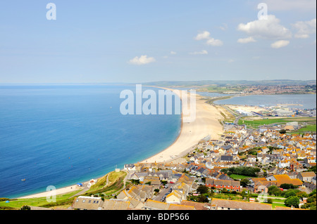 Blick von der Isle of Portland auf Chesil Beach und die Stadt Wren, Dorset, England, UK, Europa Stockfoto