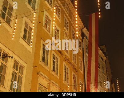 Geburtsort des Komponisten Wolfgang Amadeus Mozart Getreidegasse 9 bei Nacht Salzburg Salzburger Land Österreich Stockfoto