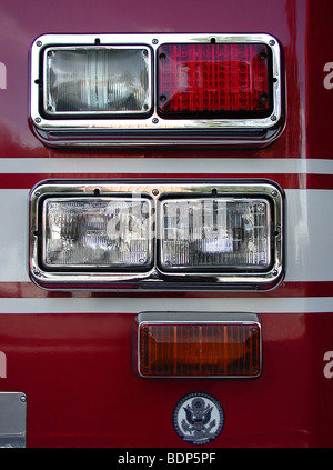 Nahaufnahme der Frontscheinwerfer ein Feuerwehrauto. Stockfoto