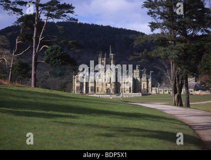 Margam Castle (19. Jahrhundert gotisch) Margam Park View durch Bäume Neath Port Talbot County South Wales UK Stockfoto
