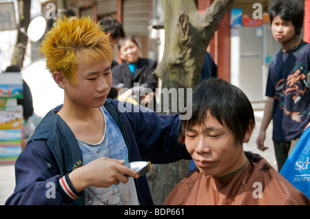 Empfangenden Haarschnitt im Salon Straße Provinz Hunan China Mann Stockfoto