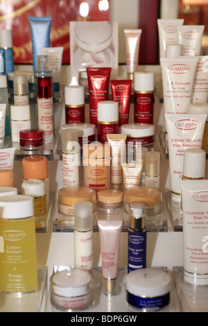 Clarins-Kosmetik-Zähler in einem Geschäft Stockfoto