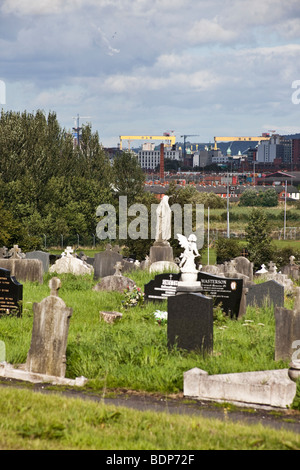 Harland & Wolff Werft in Belfast wie aus dem Milltown-Friedhof zu sehen. Stockfoto