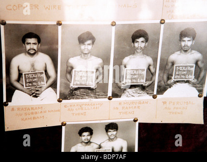 Indien - Schwarzes Brett zeigen Verbrecher wollte für den Diebstahl von Kupferdraht, am Bahnhof in Indien gesehen. Stockfoto