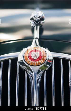Jaguar 3,4 Liter Mk ich Salon. Springende Jaguar Maskottchen und Logo, britische Oldtimer Stockfoto