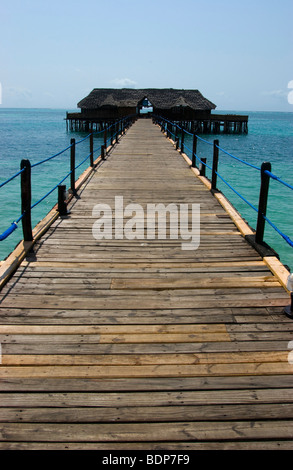 Hölzerne Mole auf Zanzibar beach Stockfoto