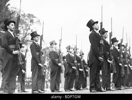 ETON COLLEGE 1940 - Gelehrter Mitglieder des Referats College Armee auf parade Stockfoto