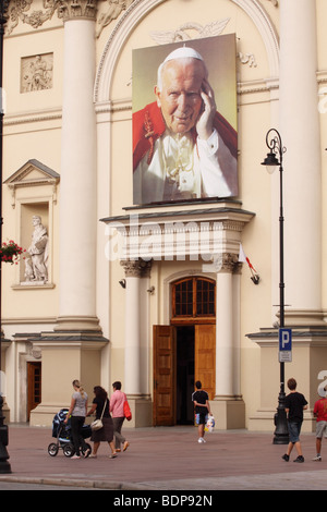 Warschau Polen die Kirche von St. Anne mit großen Foto des verstorbenen Papst John Paul II auf Ulica Krakowskie Przedmiescie August 2009 Stockfoto