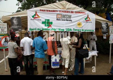 AIDS-Bewusstsein-Stand auf der Karneval im Bonapriso Bezirk Douala Kamerun Westafrika Stockfoto