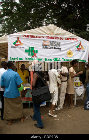 AIDS-Bewusstsein-Stand auf der Karneval im Bonapriso Bezirk Douala Kamerun Westafrika Stockfoto