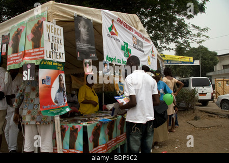 AIDS-Bewusstsein-Stand auf der Karneval im Bonapriso Bezirk Douala Kamerun Westafrika Stockfoto