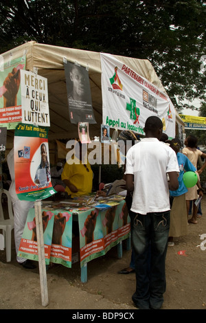 AIDS-Bewusstsein-Stand auf der Karneval im Bonapriso Bezirk Douala Kamerun Westafrika Stockfoto