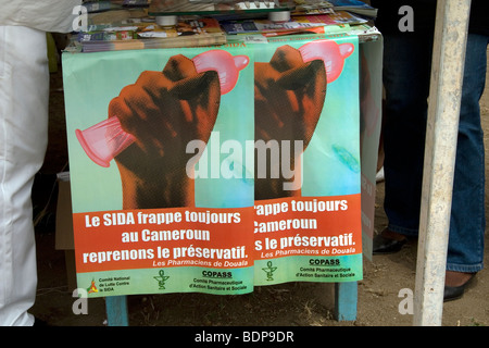 Förderung der Verwendung von Kondomen bei AIDS Awareness Poster stehen am Karneval in Bonapriso Bezirk Douala Kamerun Westafrika Stockfoto